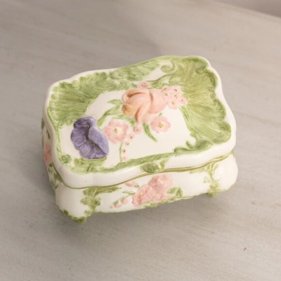 Vintage Rectangular White Ceramic Pink Floral Lidded Box - Picture 3 of 6